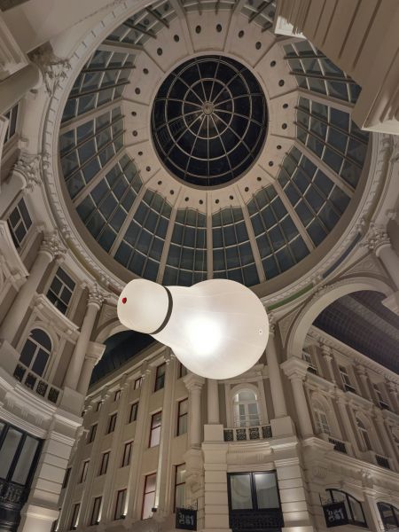 Theo Botschijver hangt in de Haagse Passage